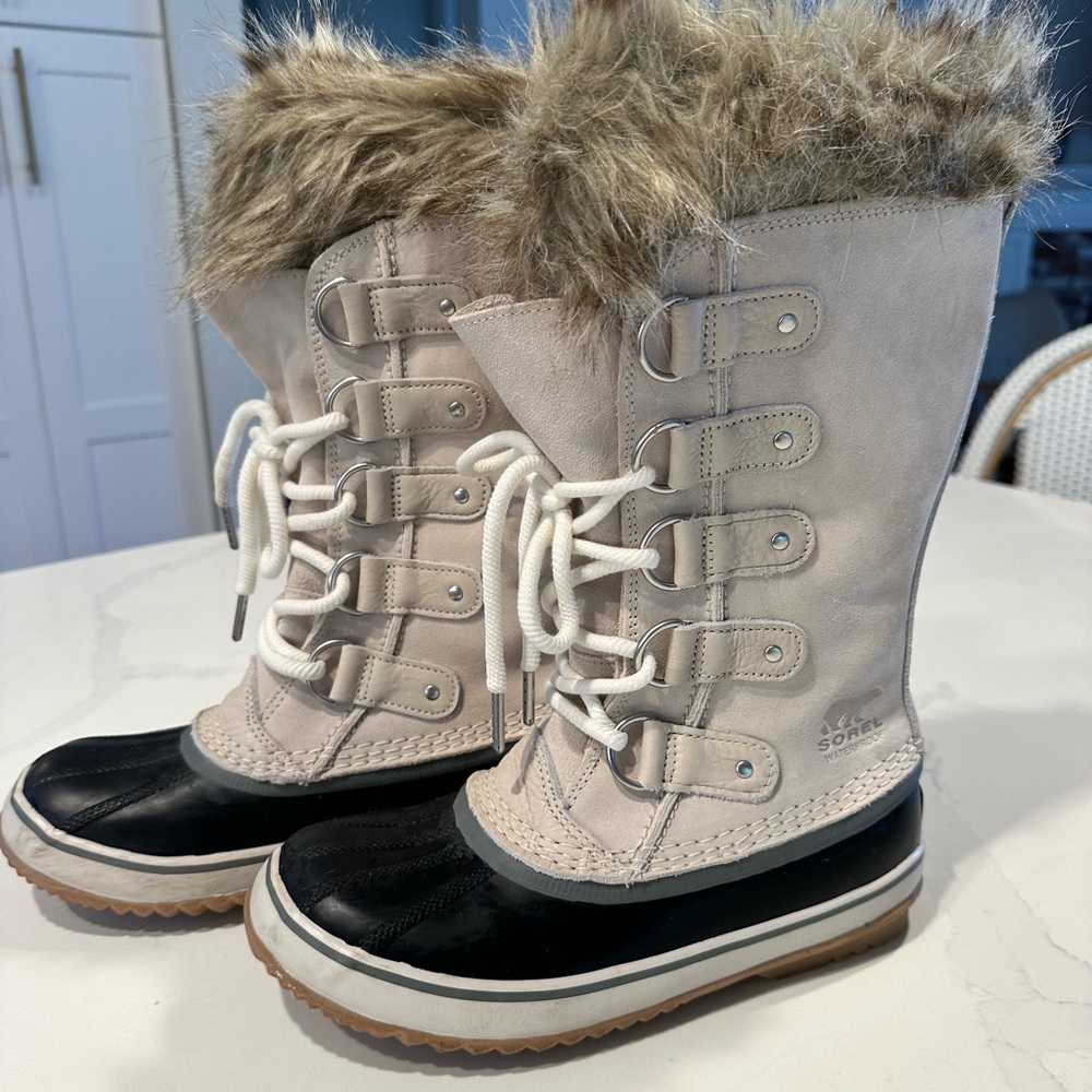 Sorel Woman’s Joan of Arc Boot size 6.5, color is Fawn and Omega Taupe